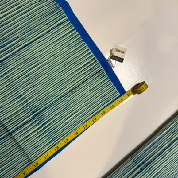 NWT - Ten Thousand Villages - Table Cloth 70x90 and Napkins Set - Picture 4 of 14